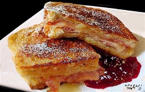 Sándwich Monte Cristo De Pavo Con Arándanos
