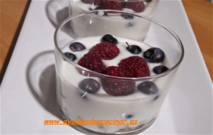 Vasitos De Yogur Batido Con Frutos Rojos Y Muesli Crujiente
