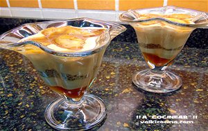 Copa De Plátano Al Caramelo Con Galleta Y Yogurt