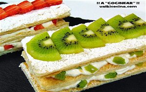 Milhojas De Hojaldre Y Nata Con Fruta: Fresas Y Kiwi
