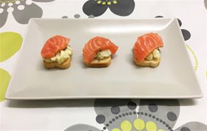 Canapé De Sashimi De Salmón Fresco

