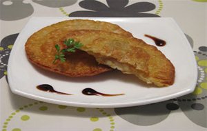 Empanadillas De Queso De Cabra, Nueces Y Cebolla Caramelizada
