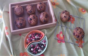 Muffins De Mantequilla De Cacahuete Con Cacahuetes Bañados En Chocolate De Colores
