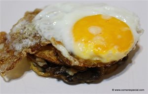 Huevos Fritos Con Patatas Y Champiñones