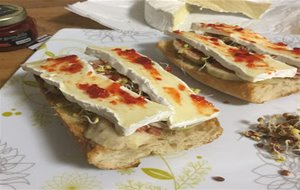 
tosta Picante De Camembert Y Brevas
