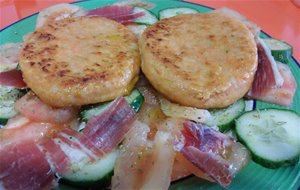 Hamburguesas De Zanahoria Y Queso Con Lascas De Jamón Ibérico De Bellota,sobre Lecho De Pepino Y Tomate De La Huerta 
