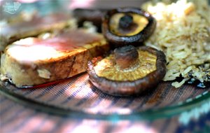 
tataki De Atún Rojo Con Arroz Y Setas A La Plancha
