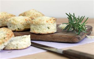 Scones De Queso Y Romero
