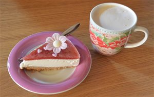 Tarta De Yoghurt Con Cobertura De Mermelada De Fresas, Sin Lactosa
