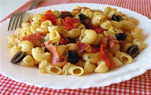 Pasta Tiburón Con Tomate, Jamón Serrano Y Aceitunas
