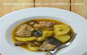 Patatas Guisadas Con Costillas Y Setas
