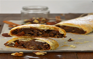 Strudel De Manzana. Trenza De Hojaldre Rellena 
