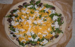 Pizza De Pollo, Setas Y Pasta De Jengibre Y Ajo