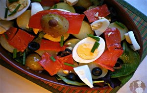 Ensalada De Patatas, Salmón Ahumado Y Huevos 
