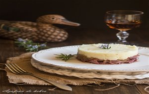 Pastel De Confit De Pato, Cebolla Y Puré De Patatas
