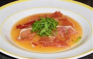 Sopa De Melón Con Crujiente De Jamón
