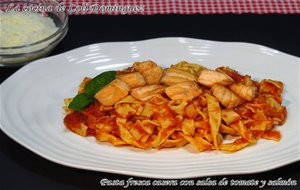 Pasta Fresca Casera Con Salsa De Tomate Y Salmón
