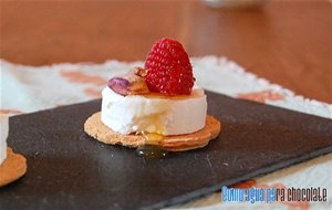 Tostadas De Queso De Cabra, Frutos Rojos Y Secos Con Miel.
