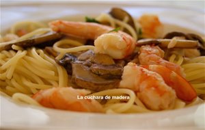 Spaguetis Finos Con Langostinos Y Champiñones
