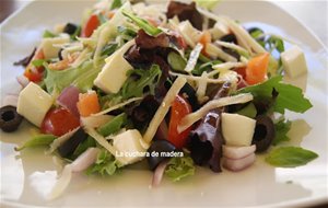 Ensalada Griega Con Salmón
