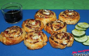 Rollitos De Hojaldre Con Atún Y Queso.
