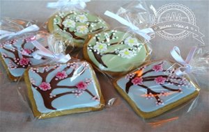 Galletas Decoradas Con Glasa Real. Flor Del Cerezo Y Flor De Azahar
