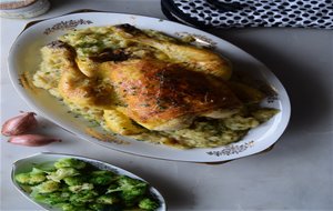 El Pollo Asado De Fin De Semana Perfecto Con Puré Patatas, Cebolla Y Ajo
