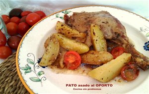 Pato  Asado Al Oporto Con Manzanas Y Patatas.
