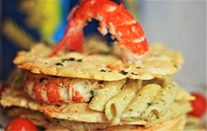 Macarrones Con Pesto Y Langostinos,  En Milhojas De Queso 
