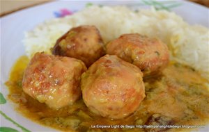 Albondigas De Pollo En Salsa De Coco Al Curry
