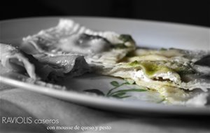 Raviolis Caseros Rellenos De Mousse De Queso Y Pesto
