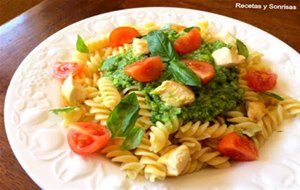 Pasta Con Pesto De Aguacate Y Albahaca
