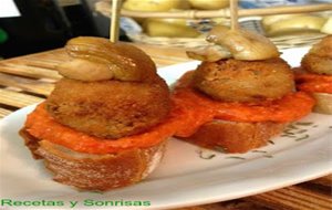 Pintxo De Croqueta , Humus De Pimientos Del Piquillo Y Champiñones
