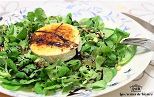 Ensalada De Canónigos Con Queso De Cabra Y Cebolla Caramelizados
