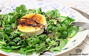 Ensalada De Canónigos Con Queso De Cabra Y Cebolla Caramelizados
