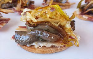 Tostas De Setas Variadas, Jamón Ibérico Y Puerro Frito
