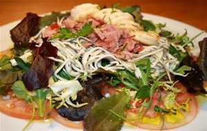 Ensalada Templada De Gulas, Langostinos Y Jamón Con Lechugas Variadas
