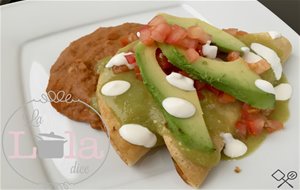 Pescadillas De Atún Bañadas En Salsa De Tomatillo  
