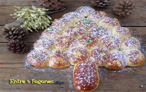 Árbol De Navidad Con Brioche Con Fruta Deshidratada Y Onza De Chocolate