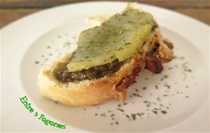 Montadito De Tapenade Con Bacalao Marinado A La Miel Sobre Pan Casero De Higos