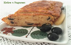 Cake De Tomates Secos Confitados, Aceitunas Negras Y Serrano En Polvo