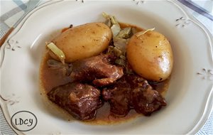 Carrilleras De Cerdo Al Pedro Ximénez Con Guarnición De Patatas Y Alcachofas/pork Cheeks In Pedro Ximénez Sauce, With Potatoes And Artichokes
