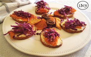 Tostas De Salmón, Anchoas Y Col Lombarda/toast Bread With Salmón,anchovy And Red Cabbage
