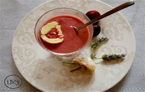 Crema De Cerezas Y Lavanda, Con Chocolate Blanco Y Frambuesas/ Cherries And Lavender Cream, With White Chocolate And Raspberries
