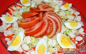 Ensalada Con Tomate, Huevos, Queso, Col Y Palitos De Cangrejo