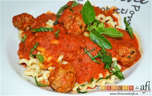 Fusilli Con Salsa De Pimientos Del Piquillo Y Minialbóndigas