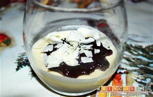 Panacota De Chocolate Blanco Con Mermelada De Frutos Rojos