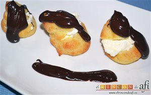 Profiteroles Rellenos De Nata Y Cubiertos Con Chocolate