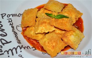 Raviolis Empanados Con Salsa De Tomate, Atún Y Bacon