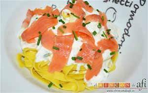 Tagliatelle Con Salsa De Queso Y Salmón Ahumado